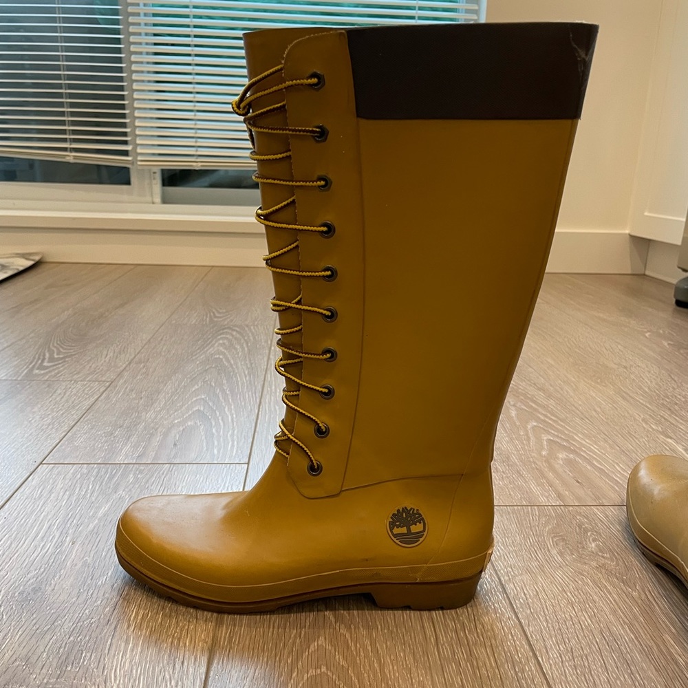 Size 8 knee high Timberland rubber rain boots